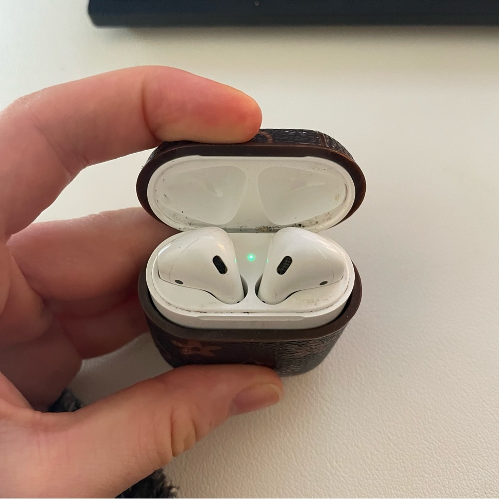Apple Airpods and airpod case